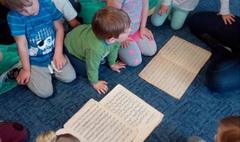 Najmłodsi poznają postać Feliksa Nowowiejskiego. (link otworzy duże zdjęcie)