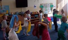 Najmłodsi poznają postać Feliksa Nowowiejskiego. (link otworzy duże zdjęcie)