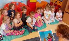 Najmłodsi poznają postać Feliksa Nowowiejskiego. (link otworzy duże zdjęcie)