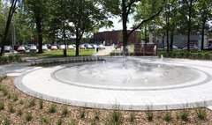 Zdjęcie nowej fontanny w parku im. Kościuszki w Gnieźnie (link otworzy duże zdjęcie)