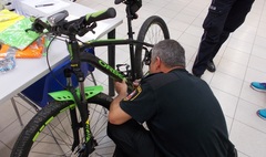 Znakują rowery naszych mieszkańców. (link otworzy duże zdjęcie)