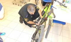 Znakują rowery naszych mieszkańców. (link otworzy duże zdjęcie)