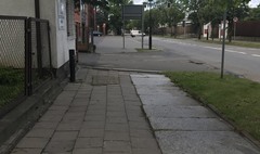 Zdjęcie stanu chodników przy ul. Chrobrego przed remontem