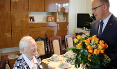 Zdjęcie zrobione podczas setnych urodzin Marty Budzyńskiej, mieszkanki Gniezna (link otworzy duże zdjęcie)