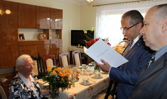 Zdjęcie zrobione podczas setnych urodzin Marty Budzyńskiej, mieszkanki Gniezna. (link otworzy duże zdjęcie)