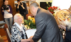 Zdjęcie zrobione podczas setnych urodzin Marty Budzyńskiej, mieszkanki Gniezna. (link otworzy duże zdjęcie)