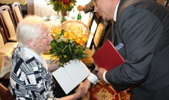 Zdjęcie zrobione podczas setnych urodzin Marty Budzyńskiej, mieszkanki Gniezna. (link otworzy duże zdjęcie)