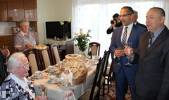 Zdjęcie zrobione podczas setnych urodzin Marty Budzyńskiej, mieszkanki Gniezna. (link otworzy duże zdjęcie)