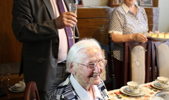 Zdjęcie zrobione podczas setnych urodzin Marty Budzyńskiej, mieszkanki Gniezna. (link otworzy duże zdjęcie)