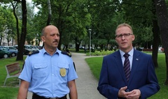 Zdjęcie zastępcy prezydenta Michała Powałowskiego i zastępcy komendanta Janusza Wardy