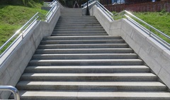 Zdjęcie wyremontowanych schodów w Dolinie Pojednania (link otworzy duże zdjęcie)