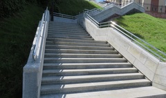 Zdjęcie wyremontowanych schodów w Dolinie Pojednania