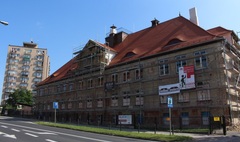 Zdjęcie remontowanej elewacji Szkoły Podstawowej nr 6 (link otworzy duże zdjęcie)