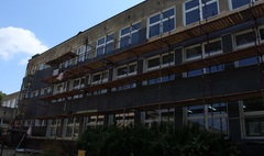 Zdjęcie remontowanej elewacji w Gimnazjum nr 4 (link otworzy duże zdjęcie)