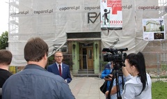 Zdjęcie Michała Powałowskiego zastępcy prezydenta Gniezna podczas konferencji prasowej (link otworzy duże zdjęcie)