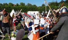 Kartonowa armia pokonała średniowiecznych wojów