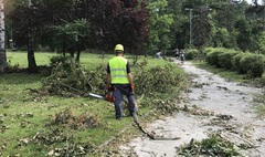 Zdjęcie sprzątanego po nawałnicy Parku Miejskiego (link otworzy duże zdjęcie)