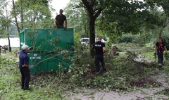 Zdjęcie sprzątanego po nawałnicy skweru im. Miasta Speyer (link otworzy duże zdjęcie)