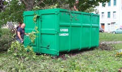 Zdjęcie sprzątanego po nawałnicy skweru im. Miasta Speyer