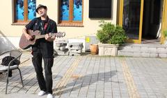 Weekend Grajków Ulicznych Po drodze: uliczny występ Janusza Cybulla (link otworzy duże zdjęcie)