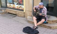 Weekend Grajków Ulicznych Po drodze: uliczny występ Marcina Szajdy (link otworzy duże zdjęcie)