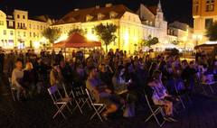 Weekend Grajków Ulicznych Po drodze: publika zgromadzona na Rynku (link otworzy duże zdjęcie)