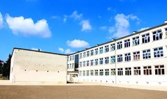 Dziedziniec w Szkole Podstawowej nr 7 (link otworzy duże zdjęcie)