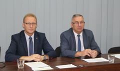 Konferencja prasowa na temat przygotowania do nowego roku szkolnego. (link otworzy duże zdjęcie)