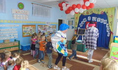 Aktorskie odwiedziny w przedszkolu (link otworzy duże zdjęcie)