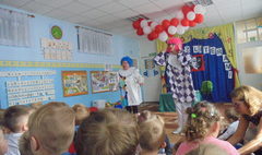 Aktorskie odwiedziny w przedszkolu (link otworzy duże zdjęcie)