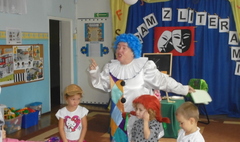 Aktorskie odwiedziny w przedszkolu (link otworzy duże zdjęcie)