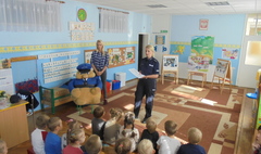 Policjantki z Sierżantem Pyrkiem w przedszkolu