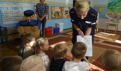 Policjantki z Sierżantem Pyrkiem w przedszkolu (link otworzy duże zdjęcie)
