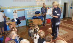 Policjantki z Sierżantem Pyrkiem w przedszkolu (link otworzy duże zdjęcie)