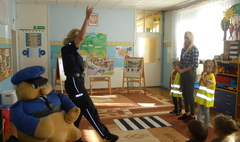 Policjantki z Sierżantem Pyrkiem w przedszkolu (link otworzy duże zdjęcie)