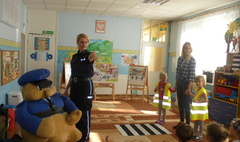 Policjantki z Sierżantem Pyrkiem w przedszkolu (link otworzy duże zdjęcie)