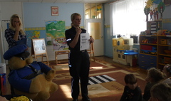 Policjantki z Sierżantem Pyrkiem w przedszkolu (link otworzy duże zdjęcie)