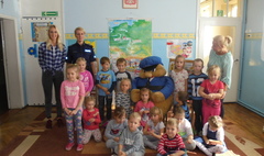 Policjantki z Sierżantem Pyrkiem w przedszkolu (link otworzy duże zdjęcie)