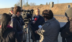 Zdjęcie zastępcy prezydenta Gniezna Jarosława Grobelnego podczas konferencji prasowej (link otworzy duże zdjęcie)