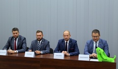 Zdjęcie prezydenta Tomasza Budasza, prezesa MPK Piotra Stasiaka i dyrektora sprzedaży SOLARIS Andr (link otworzy duże zdjęcie)