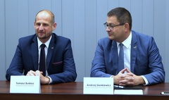 Zdjęcie prezydenta Tomasza Budasza i dyrektora sprzedaży SOLARIS Andrzeja Sienkiewicza (link otworzy duże zdjęcie)