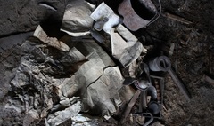 Zdjęcie znalezionych przedmiotów podczas remontu Starego Ratusza (link otworzy duże zdjęcie)