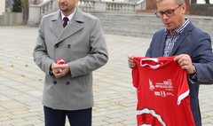 Zdjęcie prezydenta Gniezna Tomasza Budasza oraz dyrektora Biegu Niepodległości Andrzeja Krzyścin (link otworzy duże zdjęcie)