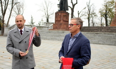 Zdjęcie prezydenta Gniezna Tomasza Budasza oraz dyrektora Biegu Niepodległości Andrzeja Krzyścin