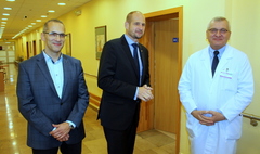 Zdjęcie ordynatora dra Andrzeja Główki, prezydenta Gniezna Tomasza Budasza i jego zastępcy Jaros (link otworzy duże zdjęcie)