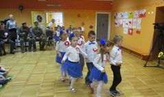 Przedszkolacy pamiętali o rocznicy (link otworzy duże zdjęcie)