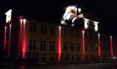 Biało-czerwone iluminacje na szkołach (link otworzy duże zdjęcie)