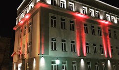 Biało-czerwone iluminacje na szkołach