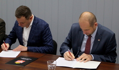Podpisanie umowy przez prezydenta Gniezna Tomasza Budasza z Maciejem Stasiakiem - kierownikiem firmy