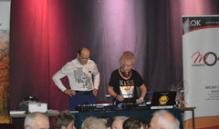 DJ Wika na andrzejkowej imprezie dla seniorów (link otworzy duże zdjęcie)